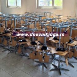 Dragan Stamenković - Zeka donirao školi u Grdelici 300 stolica i telefon učeniku koji sedi u klupi u kojoj je on sedeo