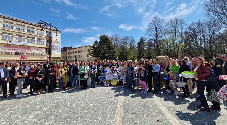 Forum žena Sns Leskovac Organizovao Podelu Uskršnjih Jaja Na Gradskom